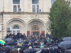 Сторонники оппозиции осадили президентский дворец